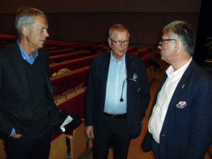 Generallöjtnant Anders Silwer i samspråk med moderatorn Sven-Christer Nilsson och Hans Wallmark (M), Ängelholm, ledamot i riksdagens försvarsutskott.