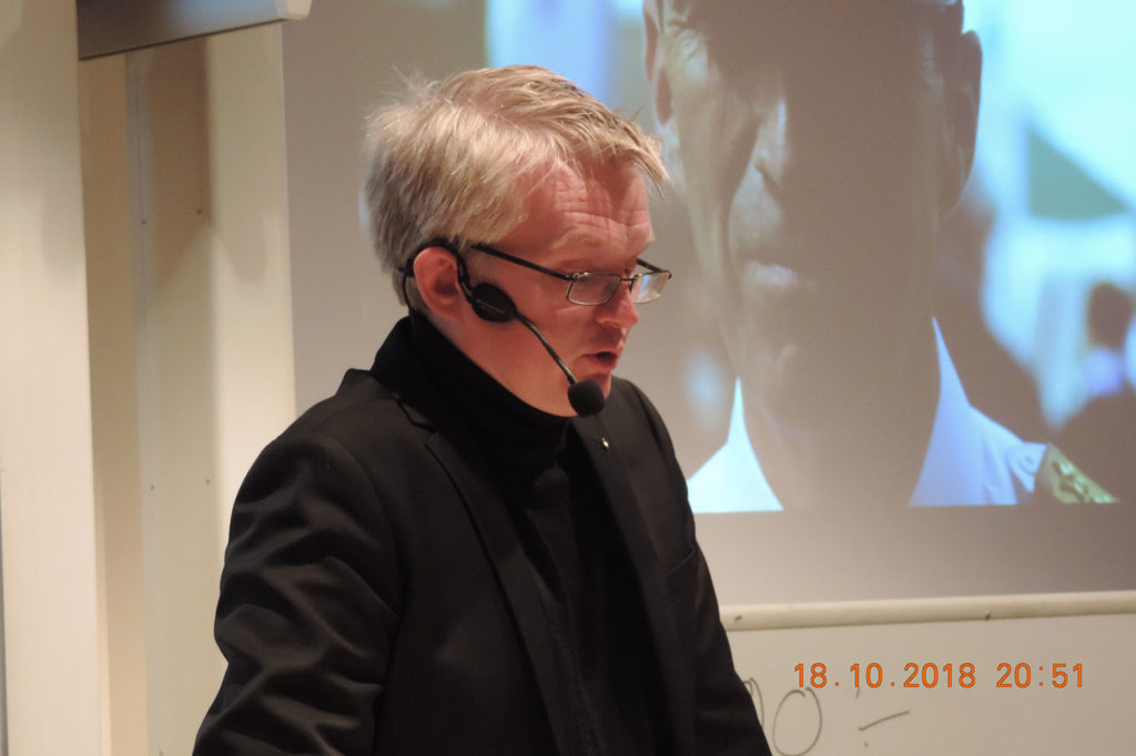 Lars Wilderäng föreläser i Kalmar 18 oktober 2018. Foto: Birger Jägtoft.
