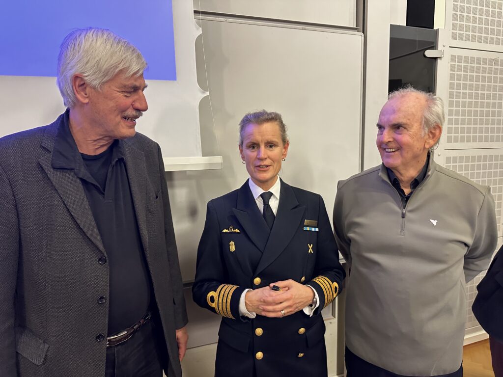 Kommendör Paula Wallenburg välkomnades till Högskolan Kristianstad av Pontus Persson, ordförande för AFF Skåne, till vänster, och RNS-ordföranden Karl Falk.